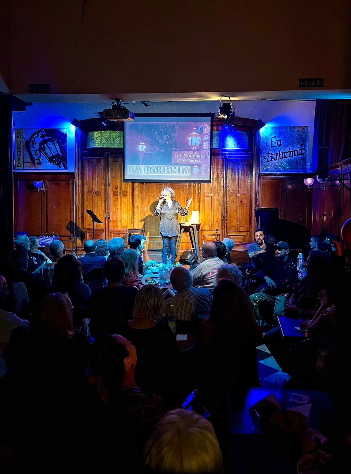 María Celeste cantando en vivo
